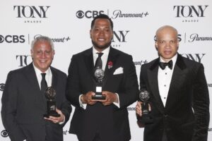 David Stone, Branden Jacobs-Jenkins y Glenn Davis posan con el premio Tony a la 'Mejor obra' por 'Purpose', durante la 78ª edición anual de los premios Tony en el Radio City Music Hall de Nueva York, Nueva York, EE. UU., el 8 de junio de 2025. EFE/SARAH YENESEL