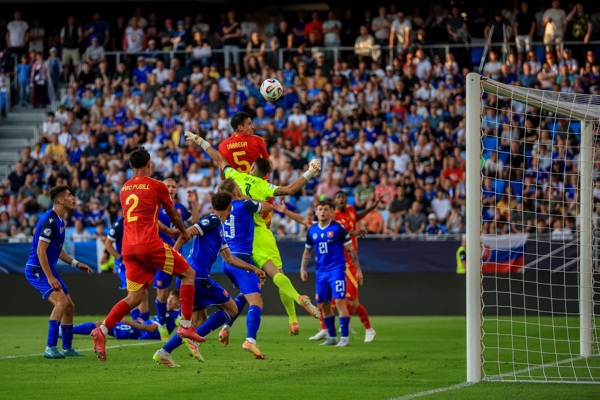 Cesar Tarregamarca el 2-3 durante el partido de la Eurocopa Sub-21 disputado en Bratislava, Eslovaquia. EFE/EPA/MARTIN DIVISEK