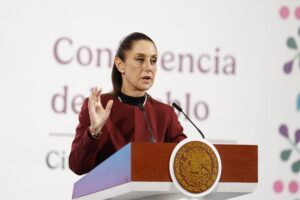 La presidenta de México Claudia Sheinbaum, habla durante una rueda de prensa matutina este miércoles, en el Palacio Nacional de Ciudad de México (México). EFE/ Sáshenka Gutiérrez