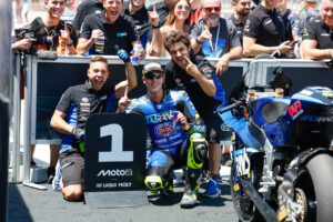 El piloto brasileño de Moto2 Diogo Moreira (c), del equipo Italtrans Racing Team, posa tras lograr la pole en la sesión de clasificación Q2 para el Gran Premio de Aragón de Motociclismo en el circuito de Motorland Alcañiz en Teruel. EFE/Javier Cebollada