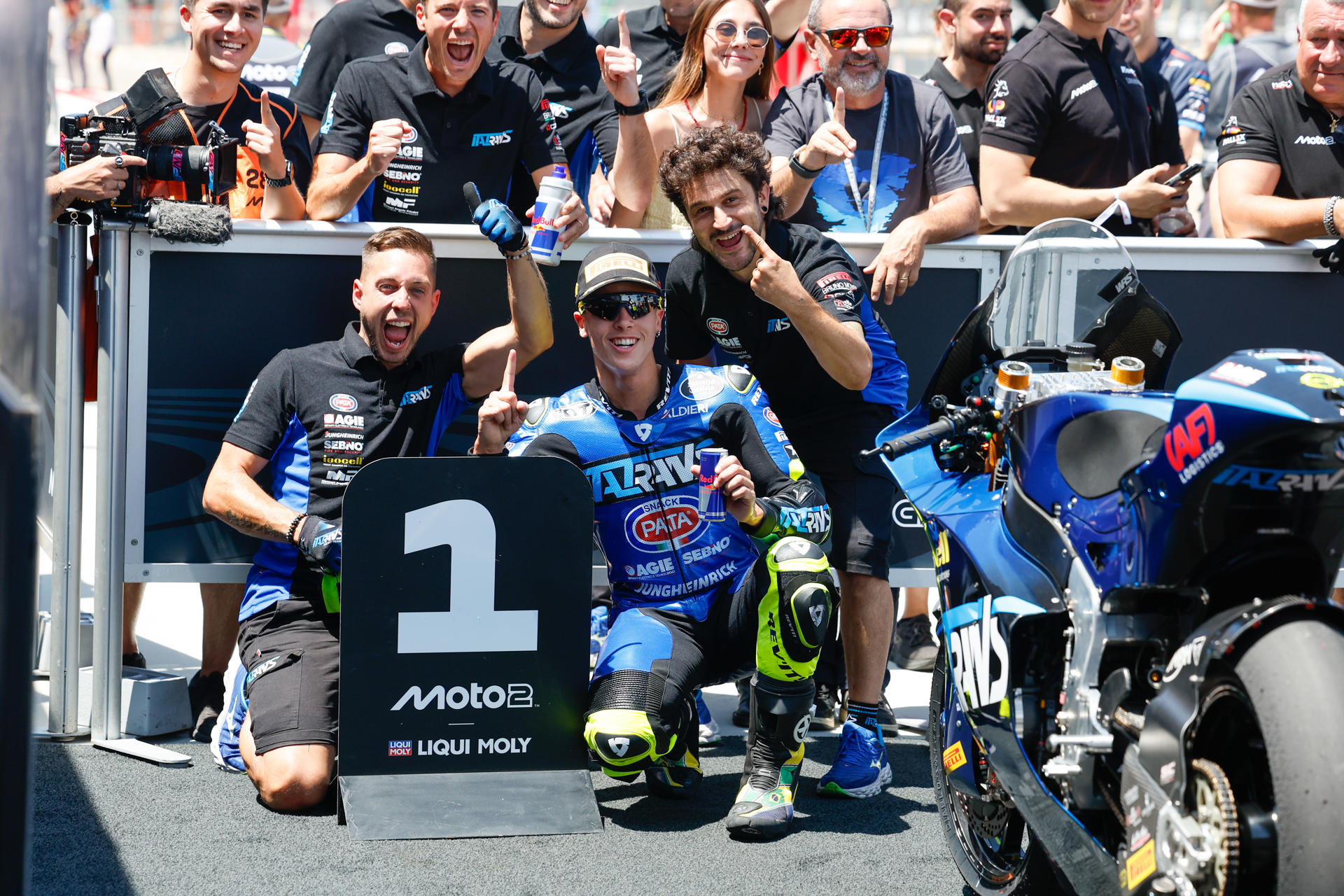 El piloto brasileño de Moto2 Diogo Moreira (c), del equipo Italtrans Racing Team, posa tras lograr la pole en la sesión de clasificación Q2 para el Gran Premio de Aragón de Motociclismo en el circuito de Motorland Alcañiz en Teruel. EFE/Javier Cebollada