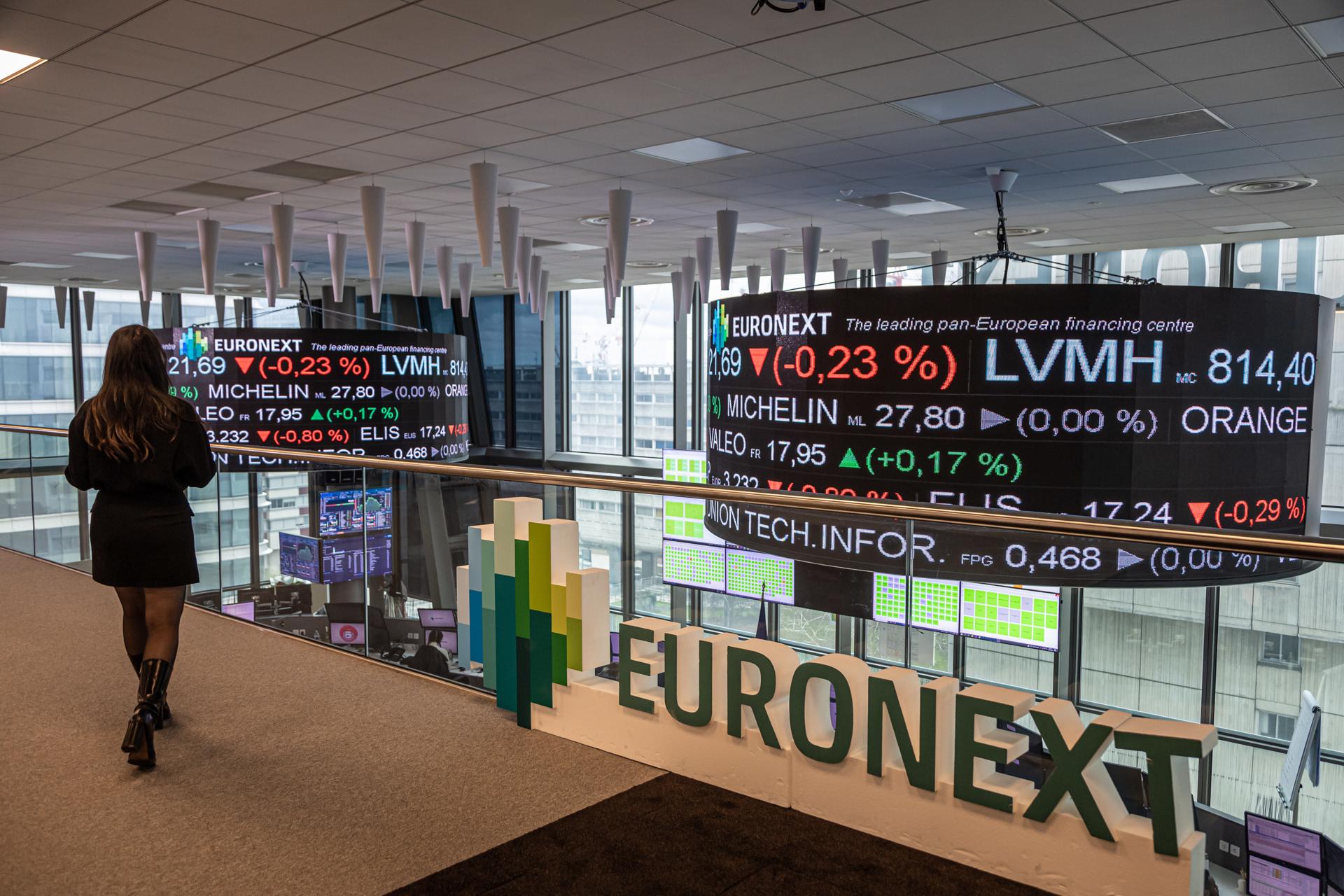 Imagen de archivo del mercado Euronext en su sede de París stock exchange headquarters in the Paris financial district of La Defense, France, 23 March 2023. Euronext is a pan-European market infrastructure, connecting European economies to global capital markets. It operates regulated exchanges in Belgium, France, Ireland, Italy, the Netherlands, Norway and Portugal. (Bélgica, Francia, Irlanda, Italia, Países Bajos; Holanda, Noruega) EFE/EPA/CHRISTOPHE PETIT TESSON