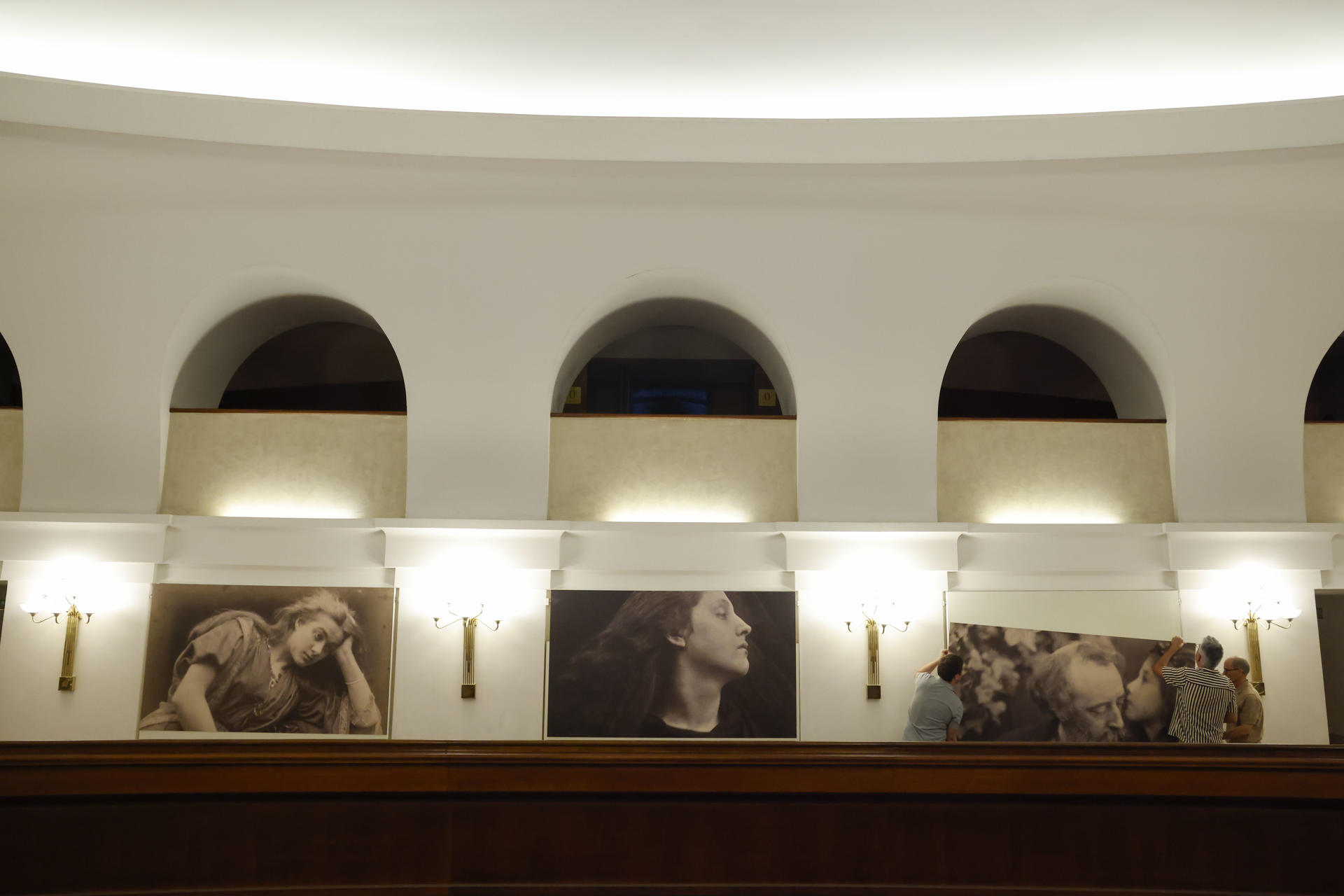 Exposición de Julia Margarita Cameron, El sueño de una noche de verano durante la visita abierta a los medios este miércoles en el Teatro Real en Madrid. Cameron fue una de las grandes pioneras del retrato fotográfico. EFE/Blanca Míllez