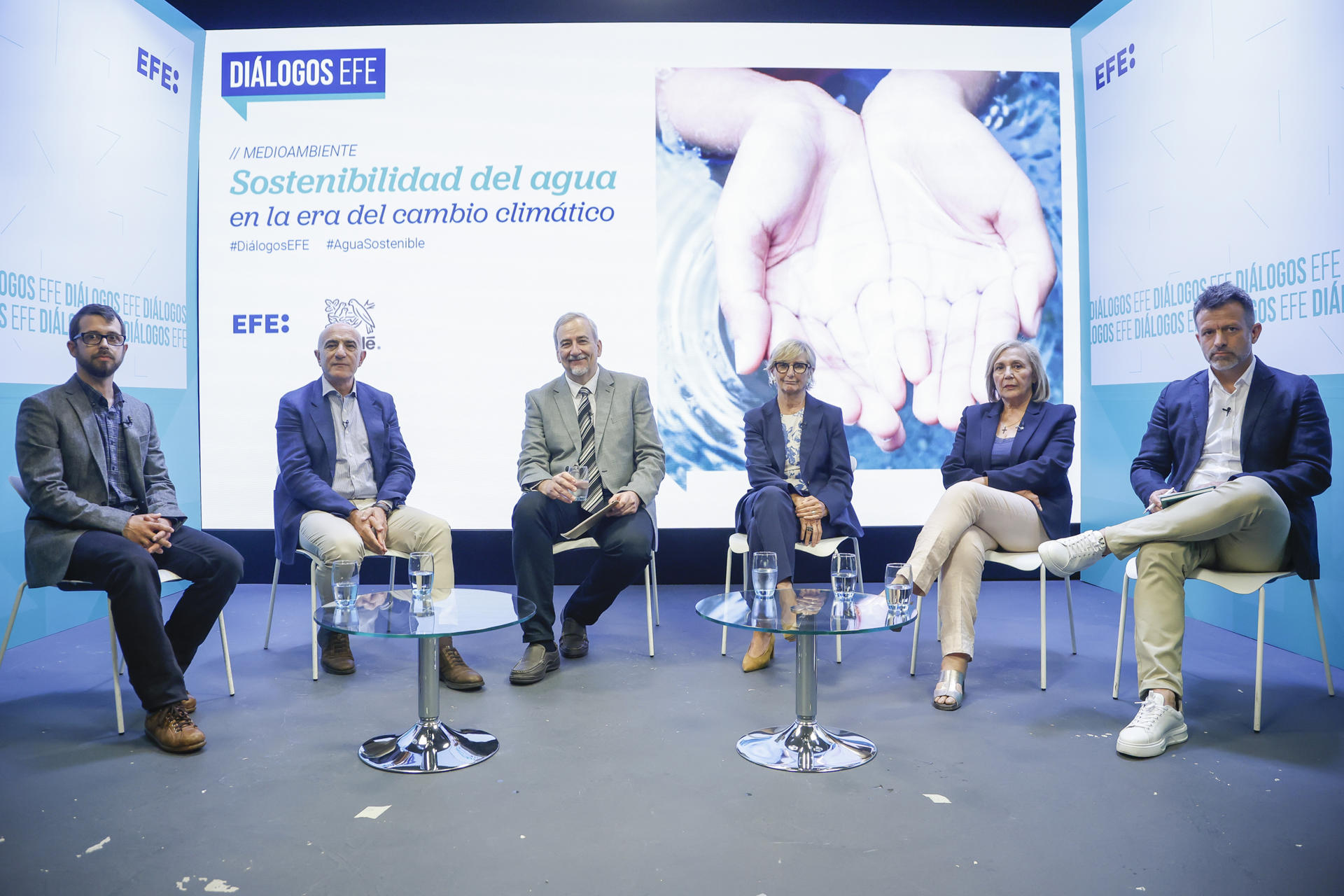 De izquierda a derecha Roger Ruiz, ingeniero geólogo y consultor en Ingeniería Hidráulica, Hidrogeología y Riesgos Naturales en Sorodron; Samuel Moraleda, presidente de la Confederación Hidrográfica del Guadiana; Pedro Pablo García, jefe de sección en el departamento de Medio Ambiente y Ciencia de la Agencia EFE; Concha Zorrilla, directora general para la Transición Hídrica del departamento de Territorio, Vivienda y Transición Ecológica de la Generalitat de Catalunya, María Rosa Araujo, presidenta de la Reserva de la Biosfera La Siberia, e Iván Álvarez, Responsable de Sostenibilidad de la división de Aguas de Nestlé participan en el debate de Diálogos EFE 'Sostenibilidad del agua en la era del cambio climático', organizado por la Agencia EFE y Nestlé, en el plató de la Agencia EFE en Madrid este martes. EFE/David Fernández