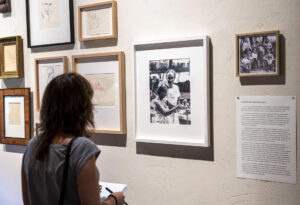 Con motivo del centenario de su nacimiento, el museo Chillida-Leku de Hernani (Gipuzkoa) expone desde este jueves la muestra 'Pilar Belzunce', quien fue algo más que la esposa del escultor Eduardo Chillida, fue una persona esencial en la trayectoria artistíca del creador vasco. EFE/Javier Etxezarreta