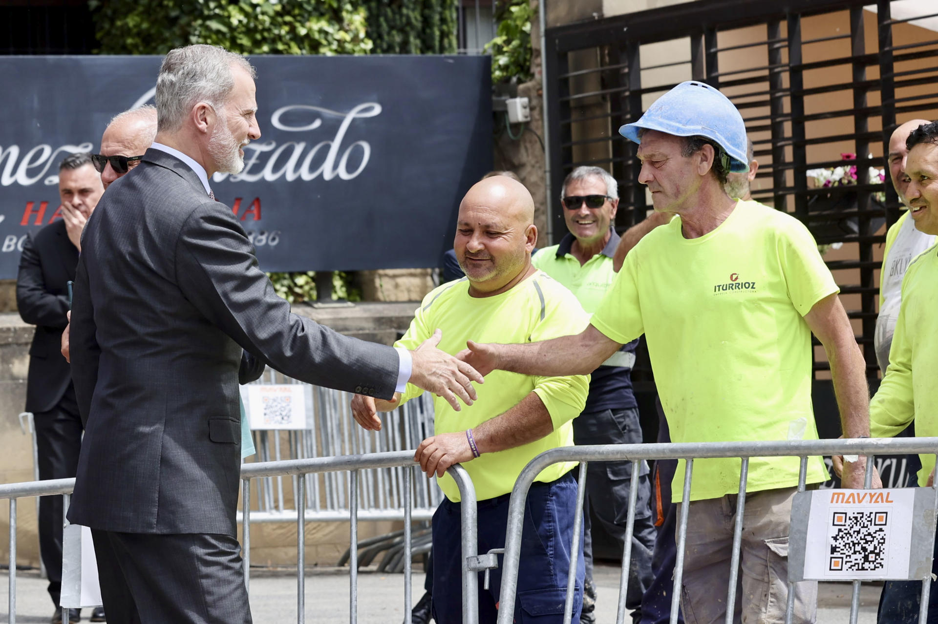 El rey Felipe VI saluda a unos trabajadores a su llegada para los actos del centenario de Denominación de Origen Calificada (DOCa) Rioja este jueves en Haro (La Rioja). EFE/Raquel Manzanares
