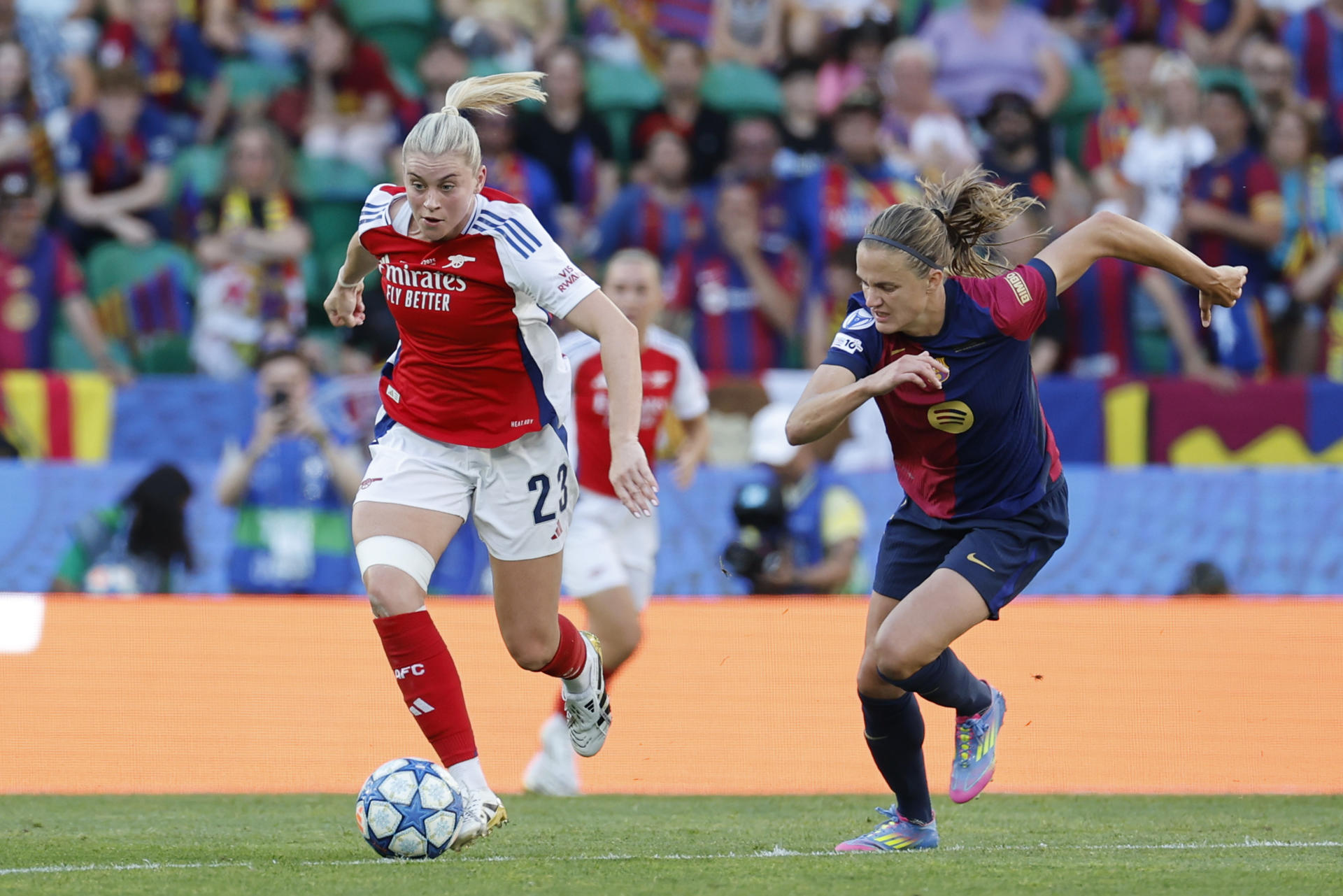 LISBOA (PORTUGAL), 24/05/2025.- La delantera del Arsenal Alessia Russo (i) dirige un balón durante la final de la Liga de Campeones Femenina UEFA, entre el Arsenal y el Barcelona, en el estadio José Alvalade de Lisboa (Portugal). EFE/ Toni Albir