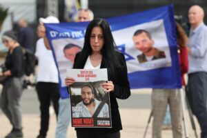 Einav Zangauker, madre del rehén israelí Matan Zangauker, sostiene un cartel con la imagen de su hijo durante una conferencia de prensa en Tel Aviv. EFE/EPA/ABIR SULTAN