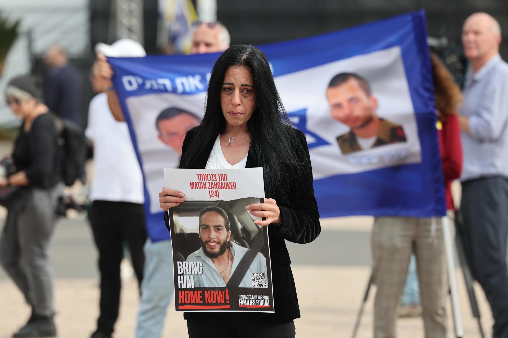 Einav Zangauker, madre del rehén israelí Matan Zangauker, sostiene un cartel con la imagen de su hijo durante una conferencia de prensa en Tel Aviv. EFE/EPA/ABIR SULTAN