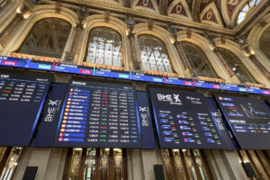 Pantallas muestran información bursátil en el parqué madrileño este martes, que cierra con pérdidas del 0,52 % y se aleja de los 14.200 puntos, hasta situarse en los 14.128,4 enteros. EFE/ Altea Tejido