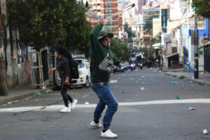 Un seguidor del expresidente de Bolivia Evo Morales se enfrenta con integrantes de la Policía, en La Paz (Bolivia). Foto de archivo. EFE/Luis Gandarillas