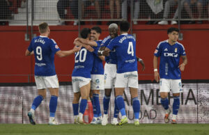 Los jugadores del Oviedo celebran un gol durante el partido de ida de la primera eliminatoria de la fase de ascenso a Primera División que UD Almería y Real Oviedo disputaron en Almería. EFE/ Carlos Barba