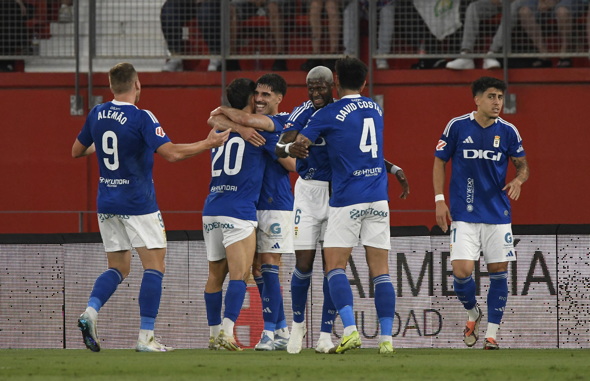 Los jugadores del Oviedo celebran un gol durante el partido de ida de la primera eliminatoria de la fase de ascenso a Primera División que UD Almería y Real Oviedo disputaron en Almería. EFE/ Carlos Barba