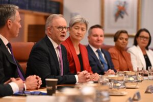 Imagen de archivo del primer ministro de Australia, Anthony Albanese (2-i), durante una reunión de gabinete en la Casa de Gobierno en Canberra, Australia, el 13 de mayo de 2025. EFE/EPA/LUKAS COCH AUSTRALIA AND NEW ZEALAND OUT