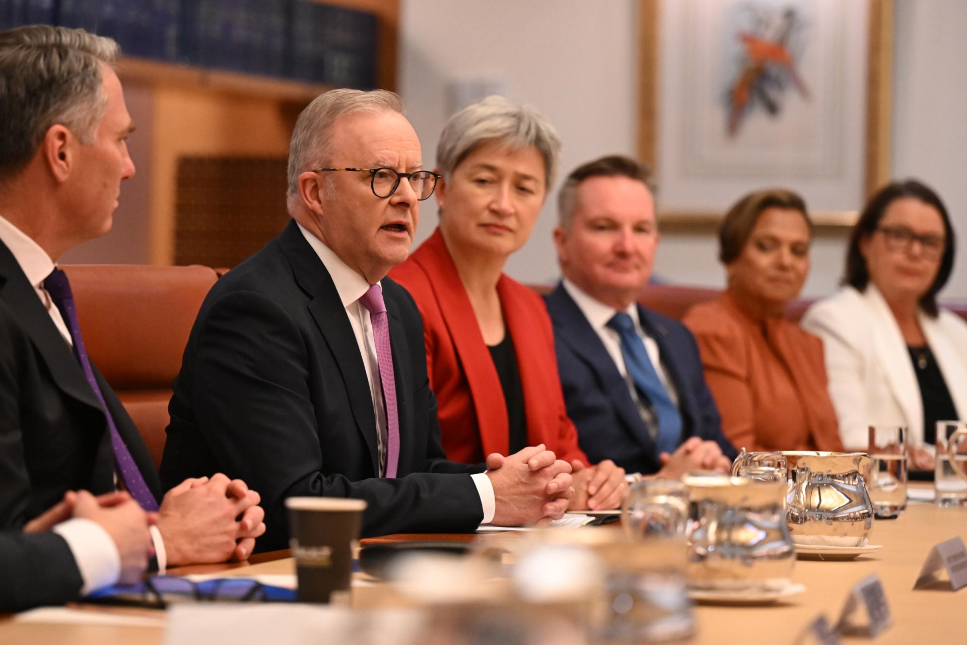 Imagen de archivo del primer ministro de Australia, Anthony Albanese (2-i), durante una reunión de gabinete en la Casa de Gobierno en Canberra, Australia, el 13 de mayo de 2025. EFE/EPA/LUKAS COCH AUSTRALIA AND NEW ZEALAND OUT