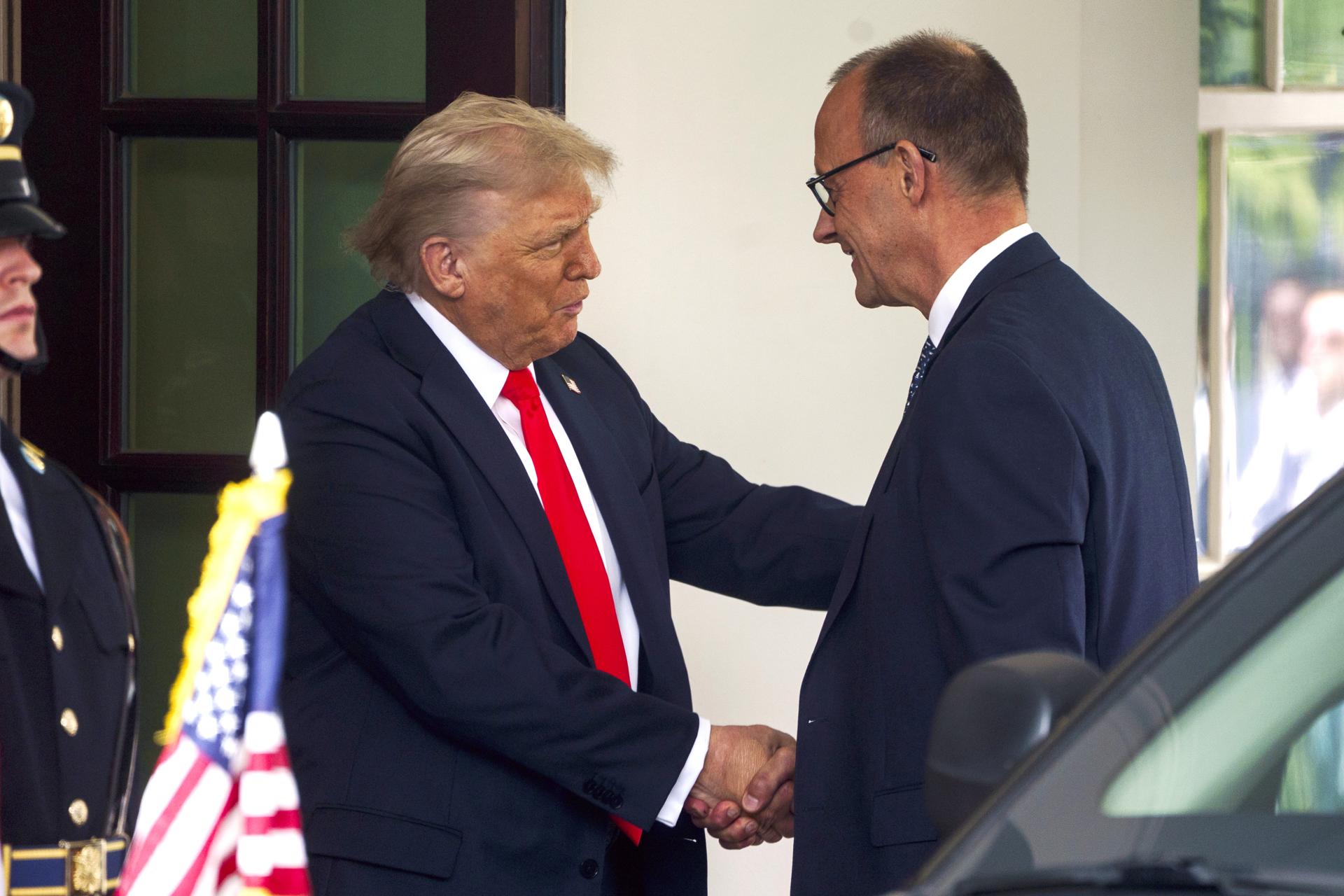 El presidente de EE.UU., Donald Trump (d), y el canciller alemán, Friedrich Merz, se reúnen en el Despacho Oval de la Casa Blanca en Washington, DC, EE. UU. EFE/CHRIS KLEPONIS