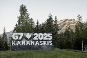 Un cartel publicitario de la cumbre del G7 cerca del Centro Internacional de Prensa en Banff, en Alberta (Canadá), donde tiene lugar la cumbre del grupo entre el 15 al 17 de junio. EFE/EPA/TERESA SUAREZ