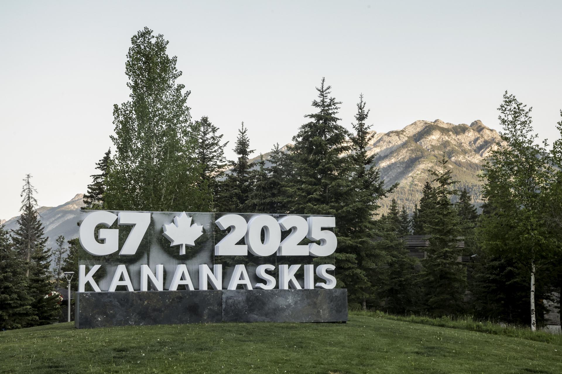 Un cartel publicitario de la cumbre del G7 cerca del Centro Internacional de Prensa en Banff, en Alberta (Canadá), donde tiene lugar la cumbre del grupo entre el 15 al 17 de junio. EFE/EPA/TERESA SUAREZ