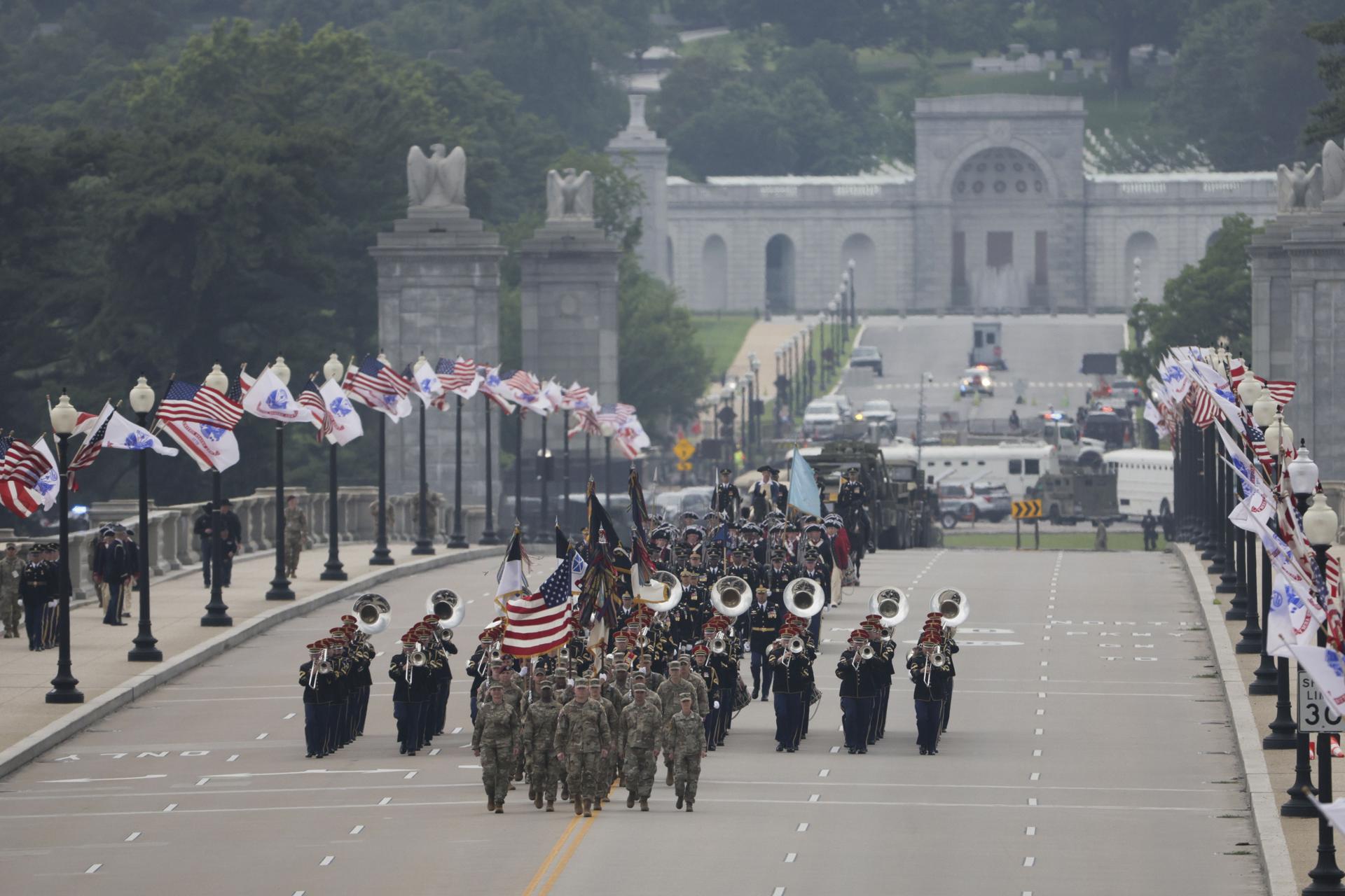 Personal militar estadounidense desfiló sobre el Memorial Bridge durante la parada militar realizada en Washington D. C. para conmemorar los 250 años del Ejército de los Estados Unidos, el 14 de junio de 2025. EFE/EPA/ALLISON DINNER / POOL