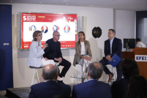 De izquierda a derecha Sara Bieger, CEO de la Cámara Franco- Española de Comercio e Industria; Óscar Vilda, CEO de DAZN España y Portugal; Inmaculada Benito, directora del departamento de Turismo, Cultura y Deporte del CEOE y Sebastián Lateulade, Fundador y CEO de Sports Summit Global , este martes durante la presentación del "Sports Summit Madrid 2025" en la sede de la Agencia EFE en Madrid. EFE/David Fernández