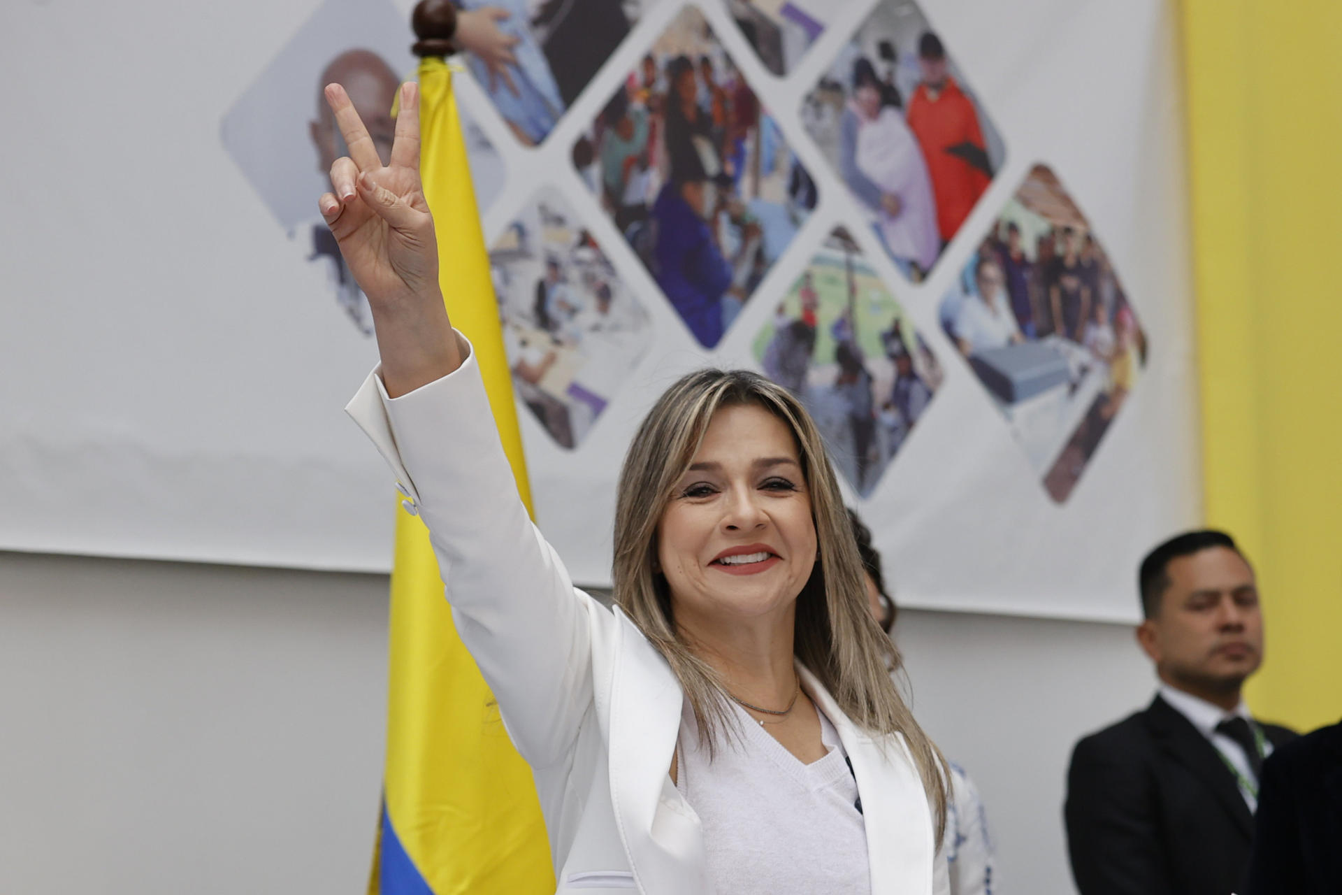 La periodista colombiana Vicky Dávila posa tras inscribir su candidatura a la presidencia de Colombia por el Movimiento Valientes, este martes en Bogotá (Colombia). EFE/ Mauricio Dueñas Castañeda