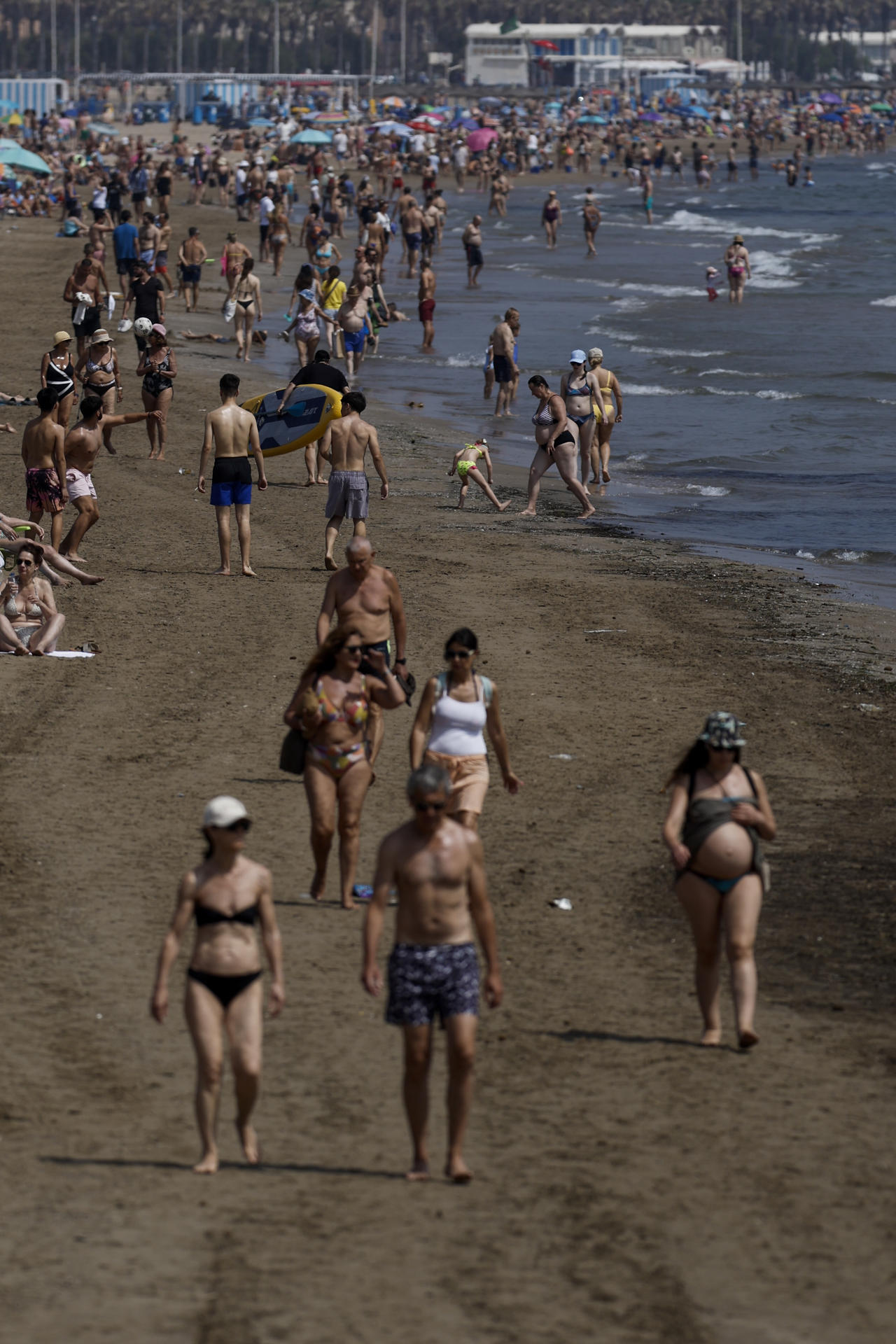Vista general de la playa de la Malvarrosa durante este viernes cuando según informa la Agencia Estatal de Meteorología (Aemet), el cielo de la Comunitat Valenciana estará este fin de semana poco nuboso o despejado, con temperaturas en ascenso este viernes, que será notable en el caso de las máximas el sábado en el interior de Valencia y bajarán de forma generalizada el domingo, mientras que el viento será flojo de dirección variable. EFE/Biel Aliño
