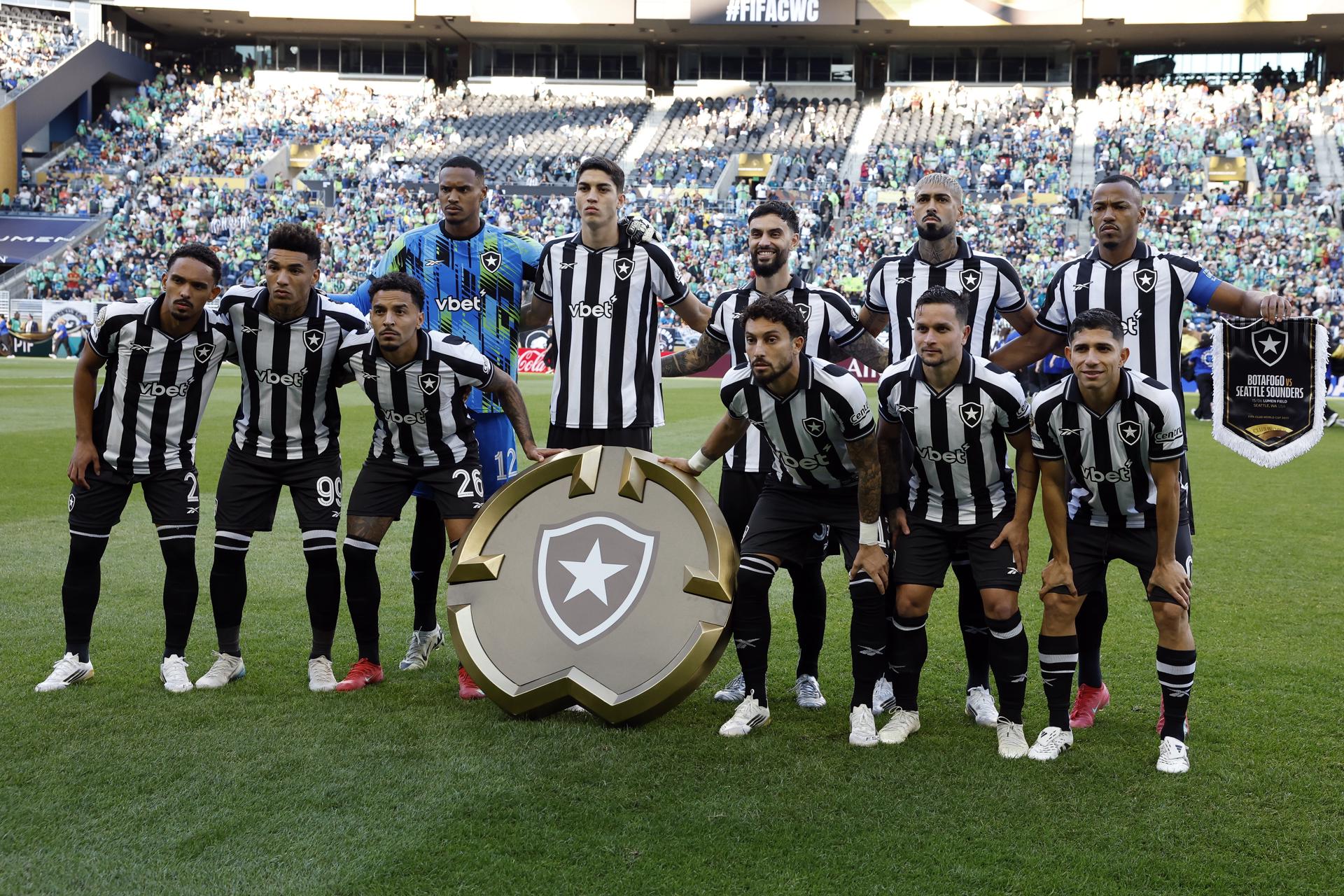 El equipo titular de Botafogo posa en la previa de un partido del Mundial de Clubes de la FIFA. EFE/JOHN G. MABANGLO