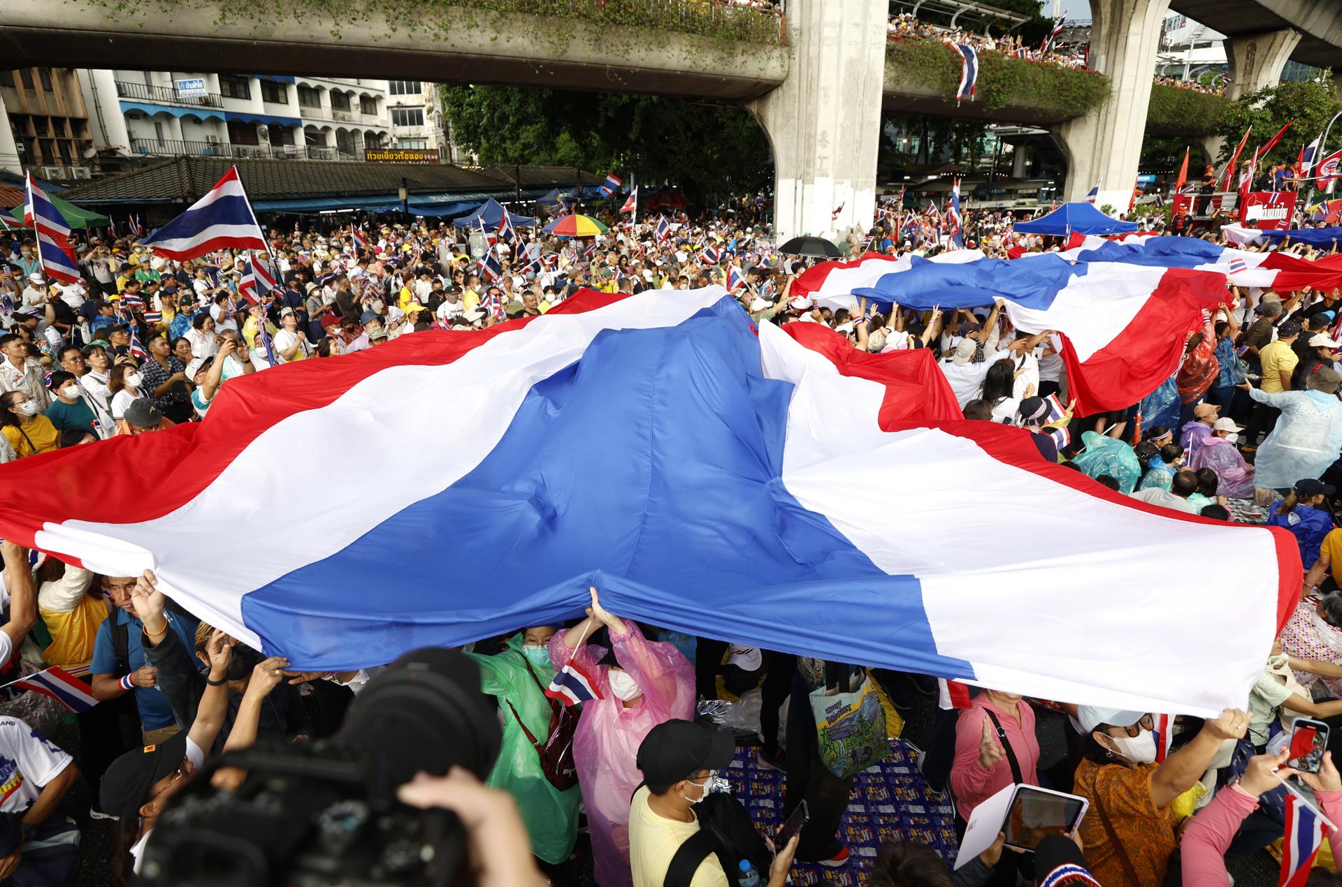 BANGKOK (Thailand), 28/06/2025.- Demonstrators attend an anti-government rally calling for the resignation of the Thai prime minister, at Victory Monument in Bangkok, Thailand, 28 June 2025. Anti-Shinawatra protesters held a rally following the leak of an audio recording of prime minister Paetongtarn Shinawatra’s phone call with former Cambodian premier Hun Sen regarding a border dispute between the two countries. (Protestas, Tailandia) EFE/EPA/NARONG SANGNAK