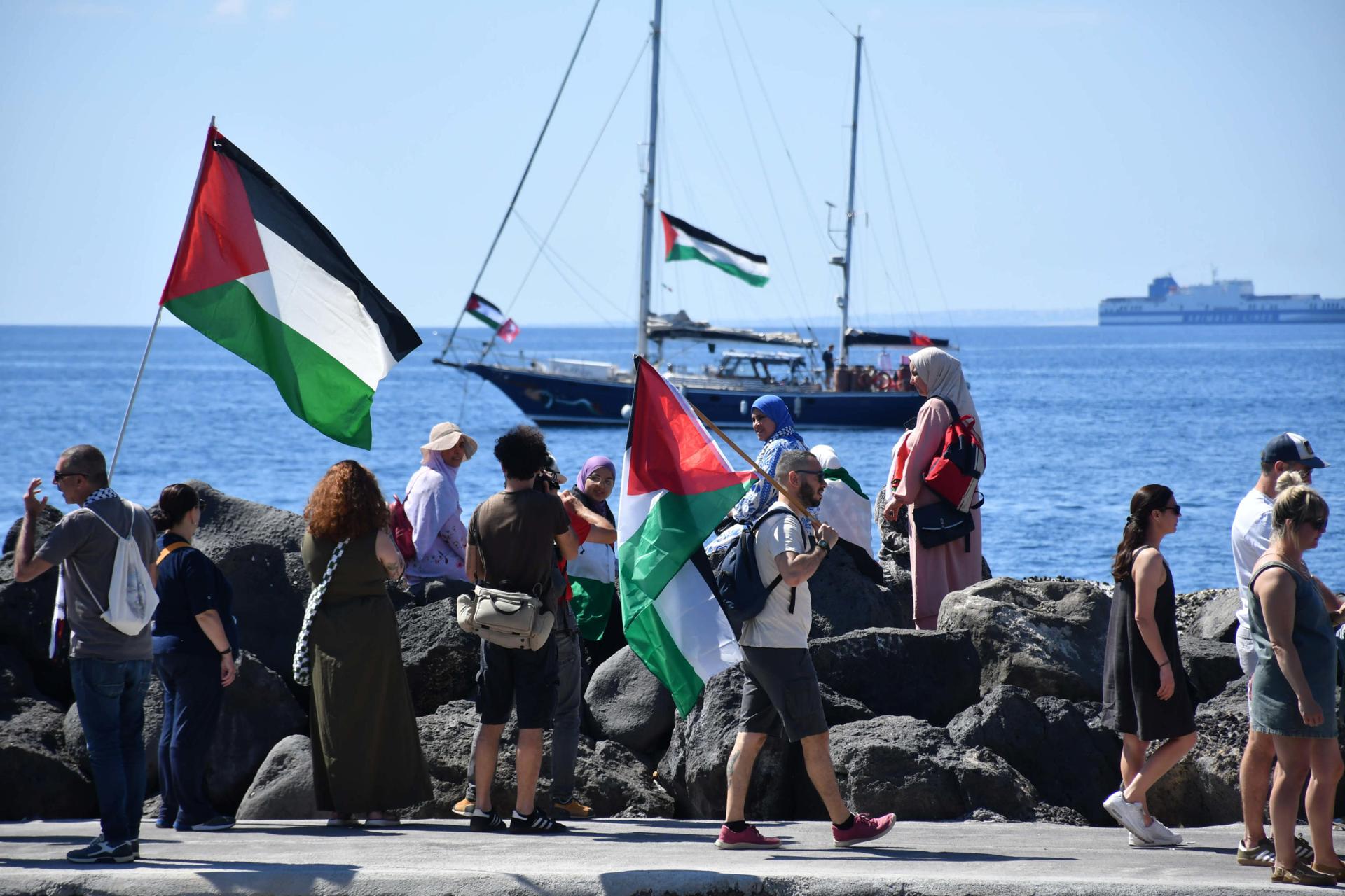 Madleen, el velero de la ONG Freedom Flotilla, amarró antes de partir del puerto de San Giovanni Li Cuti rumbo a Gaza, en Catania, Italia, 01 de junio de 2025. (Italia) EFE/EPA/ORIETTA SCARDINO
////////// CATANIA (Italy), 01/06/2025.- Madleen, the sailing ship of the NGO Freedom Flotilla, moored before departing from the port of San Giovanni Li Cuti headed to Gaza, in Catania, Italy, 01 June 2025. (Italia) EFE/EPA/ORIETTA SCARDINO