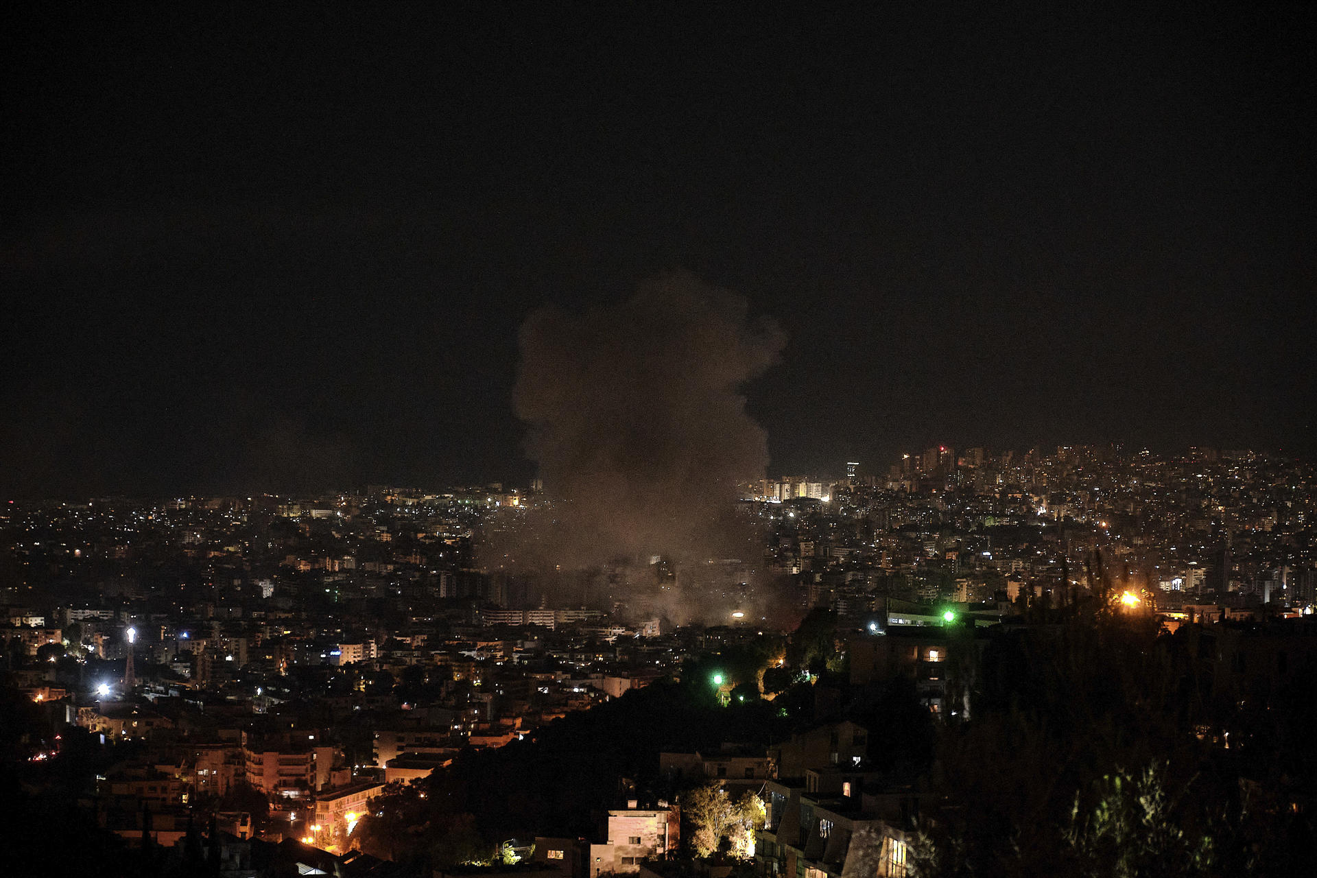 Israel bombardea los suburbios meridionales de Beirut conocidos como el Dahye, después de que su Ejército emitiera órdenes de evacuación para tres barrios diferentes de la zona, en el cuarto ataque contra ella desde la entrada en vigor del alto el fuego hace seis meses. EFE/Edgar Gutiérrez