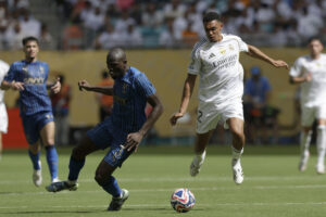 Trent Alexander-Arnold (D) disputa el balón con Kalidou Koulibaly, del Al Hilal, durante el partido del Mundial de Clubes jugado en el Hard Rock Stadium de Miami. EFE/Andre Coelho
