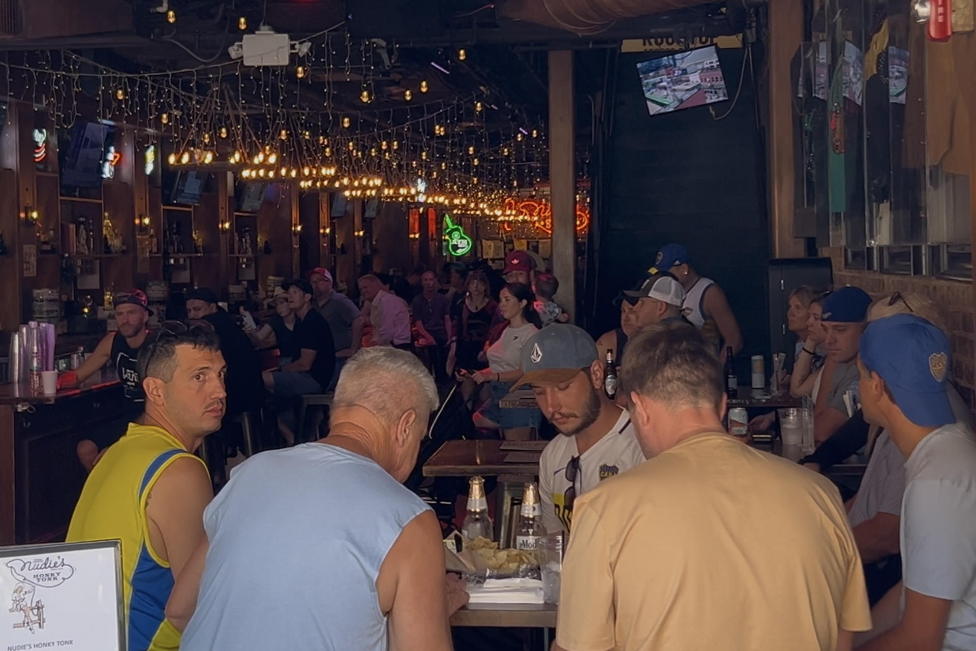Hinchas de Boca Juniors se reúnen en un bar en Nashville (Estados Unidos). EFE/ Andrea Montolivo