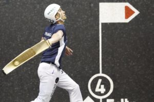 El delantero de Francia, Ludovic Laduche, golpea una pelota durante el encuentro contra Filipinas en la primera jornada de la I Liga de Naciones de cesta punta en frontón de 54 metros, primer torneo oficial en el que competirá el combinado vasco tras su reconocimiento internacional. EFE/ Miguel Toña