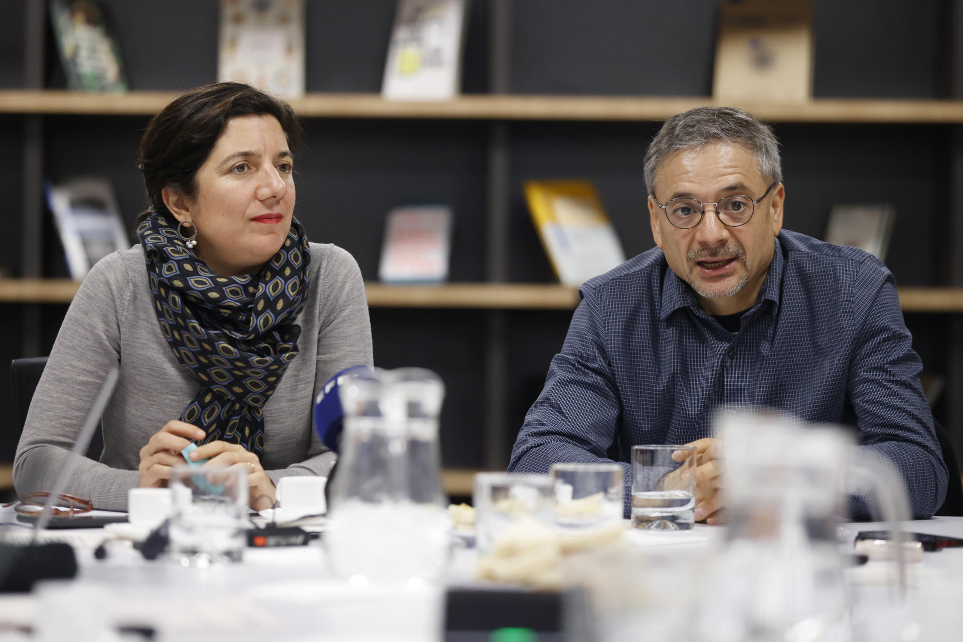 La ministra de Ciencia, Tecnología, Conocimiento e Innovación de Chile, Aisén Etcheverry (i), y el director del Centro Nacional de Inteligencia Artificial (CENIA), Álvaro Soto, durante una rueda de prensa, este martes, 17 de junio, en Santiago de Chile. EFE/Elvis González