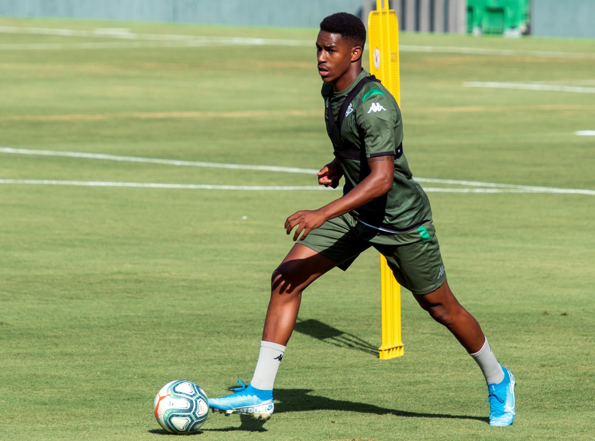 Foto de archivo del lateral izquierdo Junior Firpo durante un entrenamiento del Betis. EFE/ Raúl Caro