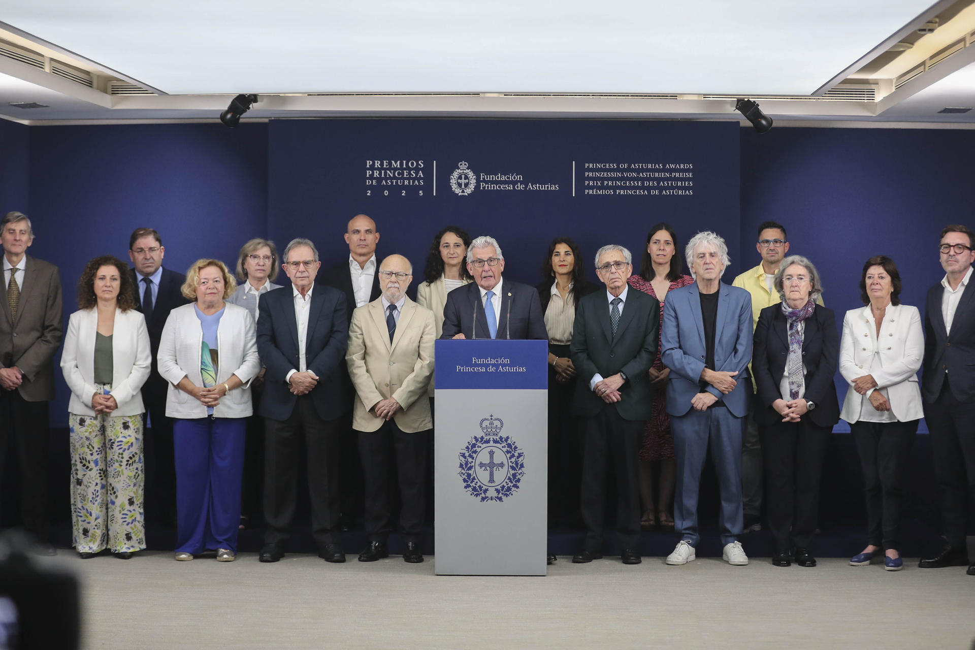 El presidente del jurado del Premio Princesa de Asturias de Investigación Científica y Técnica 2025, Pedro Echenique (c), durante la lectura del acta del jurado que otorga el galardón de esta edición a la genetista estadounidense Mary-Claire King, reconocida por haber identificado los genes que causan algunos tipos de cáncer de mama y ovario hereditarios y por haber demostrado que los humanos y los chimpancés son genéticamente idénticos en un 99 por ciento. EFE/ J.L.Cereijido