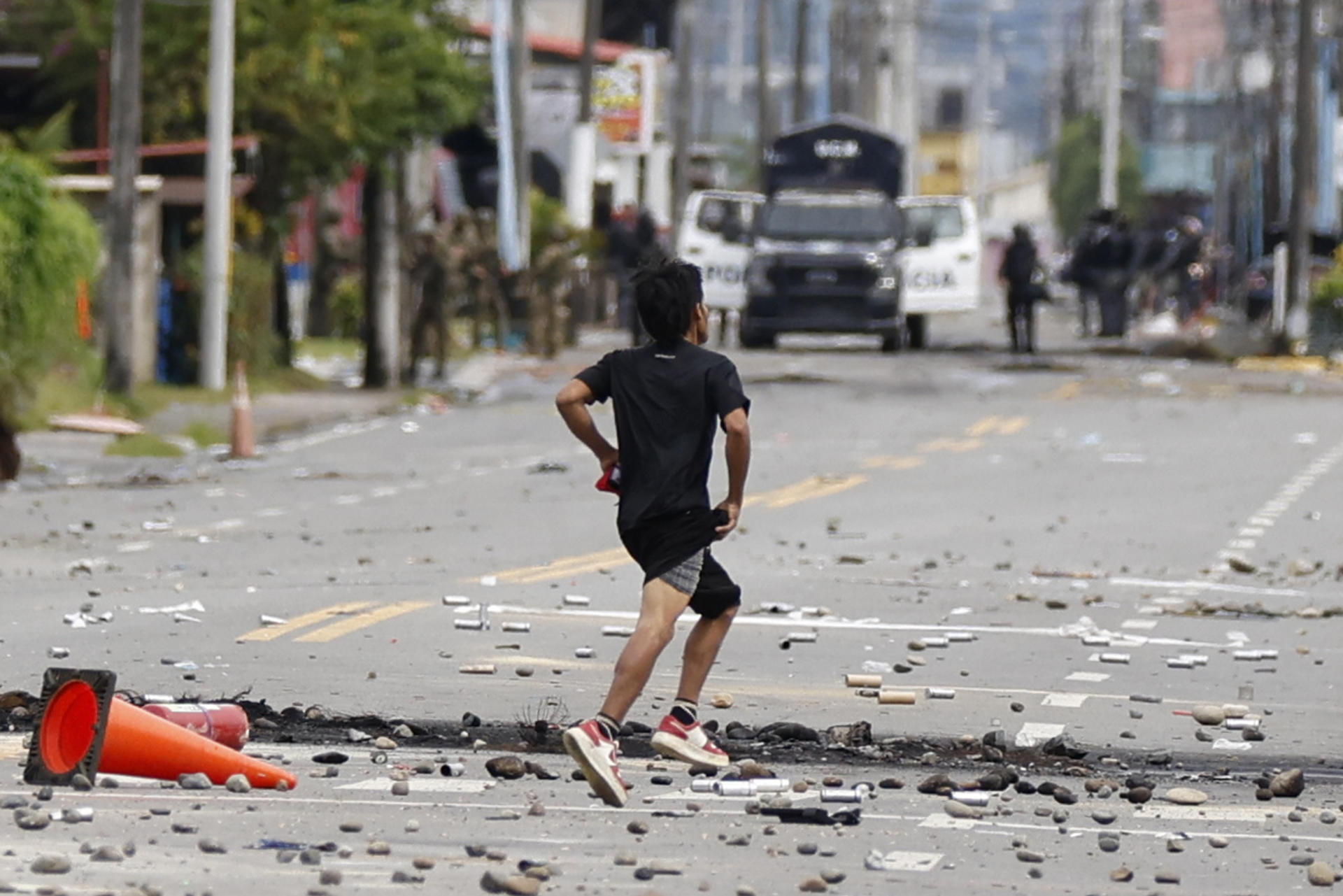 Una persona fue captada el pasado 22 de junio al atravesar corriendo una calle afectada por los desmanes durante las protestas civiles en Changuinola, Bocas del Toro (Panamá). EFE/Bienvenido Velasco