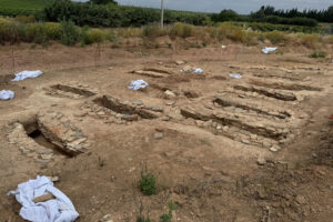 Un equipo técnico compuesto por arqueólogos y antropólogos ha hallado cerca de 60 enterramientos de época romana durante las obras de construcción de la nueva Estación Depuradora de Aguas Residuales (EDAR) de la localidad pacense de Villafranca de los Barros. Según han informado a EFE desde la Consejería de Cultura, Turismo, Jóvenes y Deportes de la Junta de Extremadura, estos hallazgos constituyen un testimonio arqueológico de primer orden sobre la romanización del ámbito rural extremeño y, en particular, del papel desempeñado por Villafranca de los Barros como enclave estratégico vinculado a la Vía de la Plata. EFE/ Ana Picón