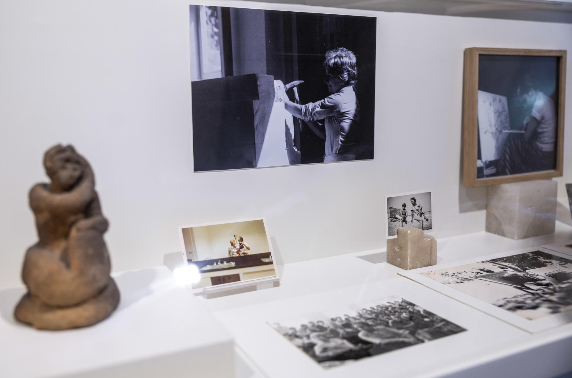 Con motivo del centenario de su nacimiento, el museo Chillida-Leku de Hernani (Gipuzkoa) expone desde este jueves la muestra 'Pilar Belzunce', quien fue algo más que la esposa del escultor Eduardo Chillida, fue una persona esencial en la trayectoria artistíca del creador vasco. EFE/Javier Etxezarreta