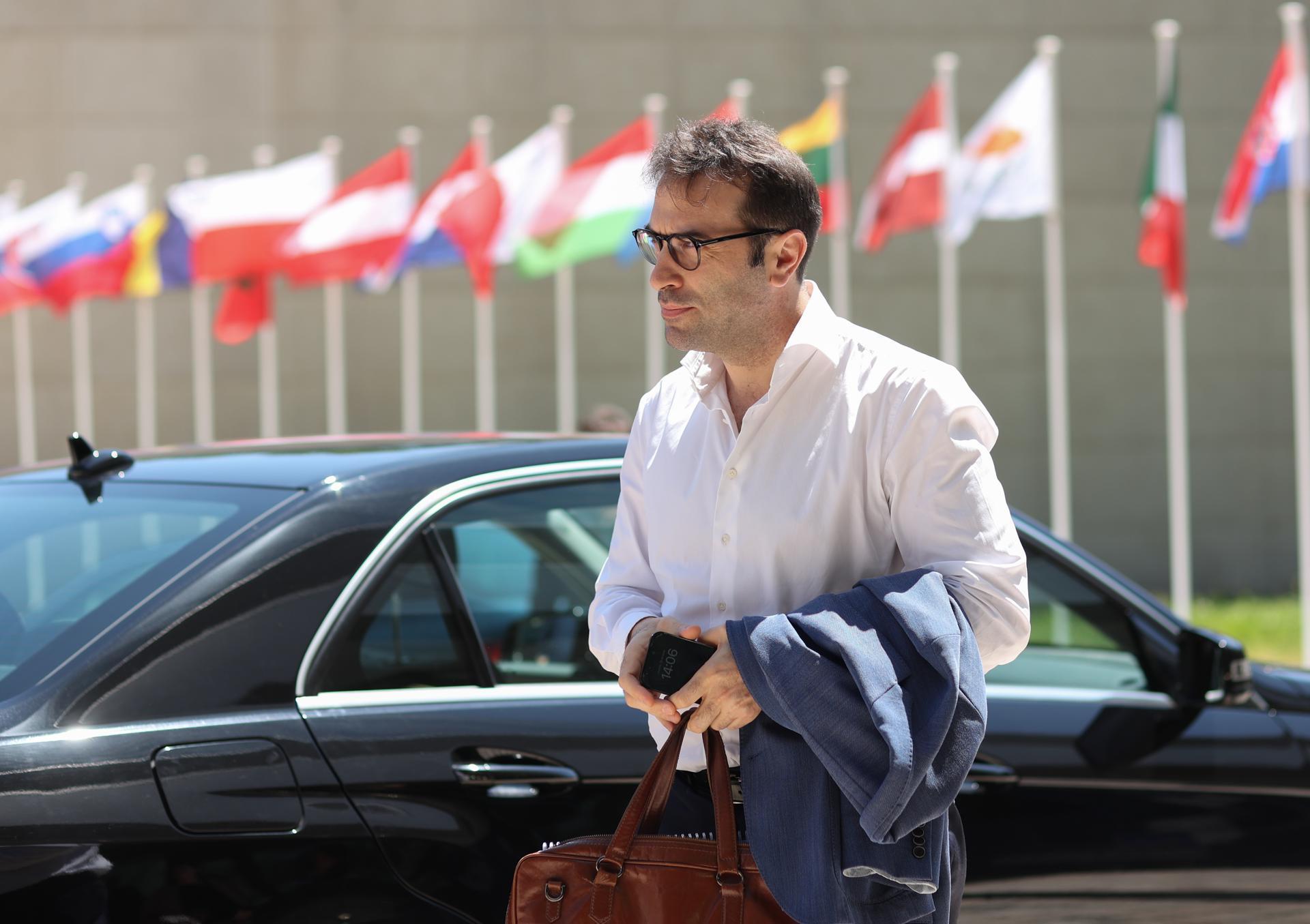 El ministro de Economía, Comercio y Empresa, Carlos Cuerpo, a su llegada este jueves a la reunión de ministros de Finanzas del Eurogrupo en Luxemburgo.EFE/EPA/OLIVIER HOSLET
