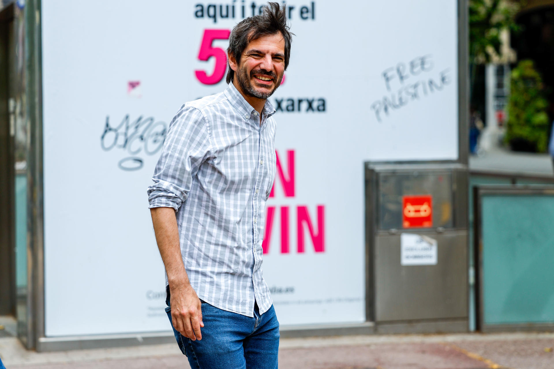 El ministro de Cultura, Ernest Urtasun, ha hecho declaraciones a los medios de comunicación este domingo ante el monumento a Salvador Espriu. EFE/Toni Albir