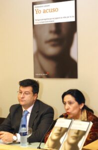 Foto de archivo de 2004 del periodista Fernando Lázaro durante la presentación de su libro "Yo acuso", junto a la entonces jueza y ex secretaria de Estado de Interior Margarita Robles. EFE/SERGIO BARRENECHEA