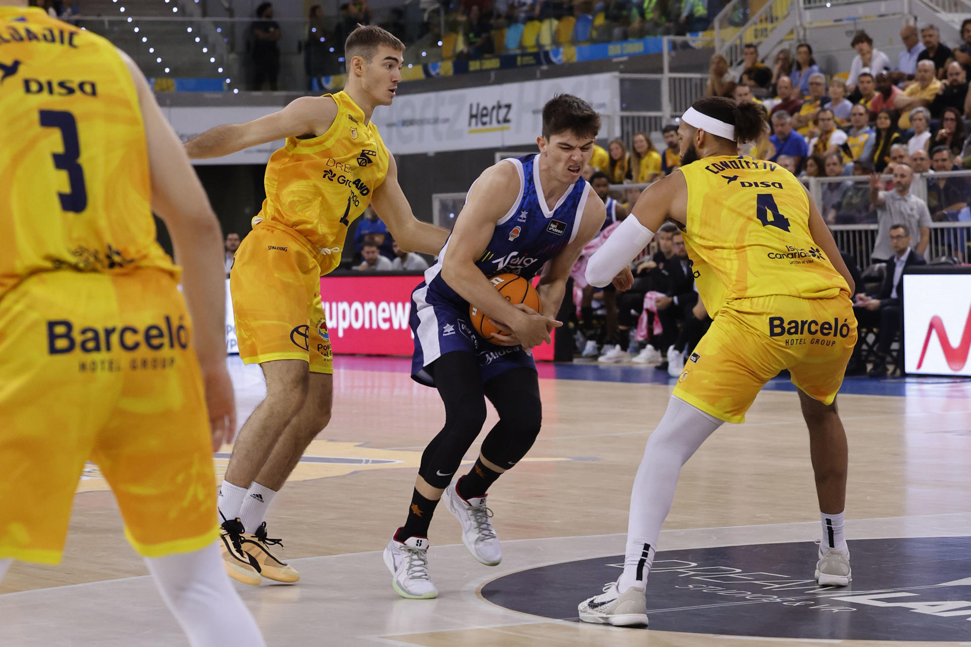 El jugador del Dreamland Gran Canaria George Conditt IV (d) y y el jugador del Valencia Basket Sergio de Larrea (2d) durante el segundo partido de la eliminatoria de cuartos de final de la Liga Endesa disputado este miércoles en el Gran Canaria Arena, en Las Palmas de Gran Canaria. EFE/ Elvira Urquijo A.