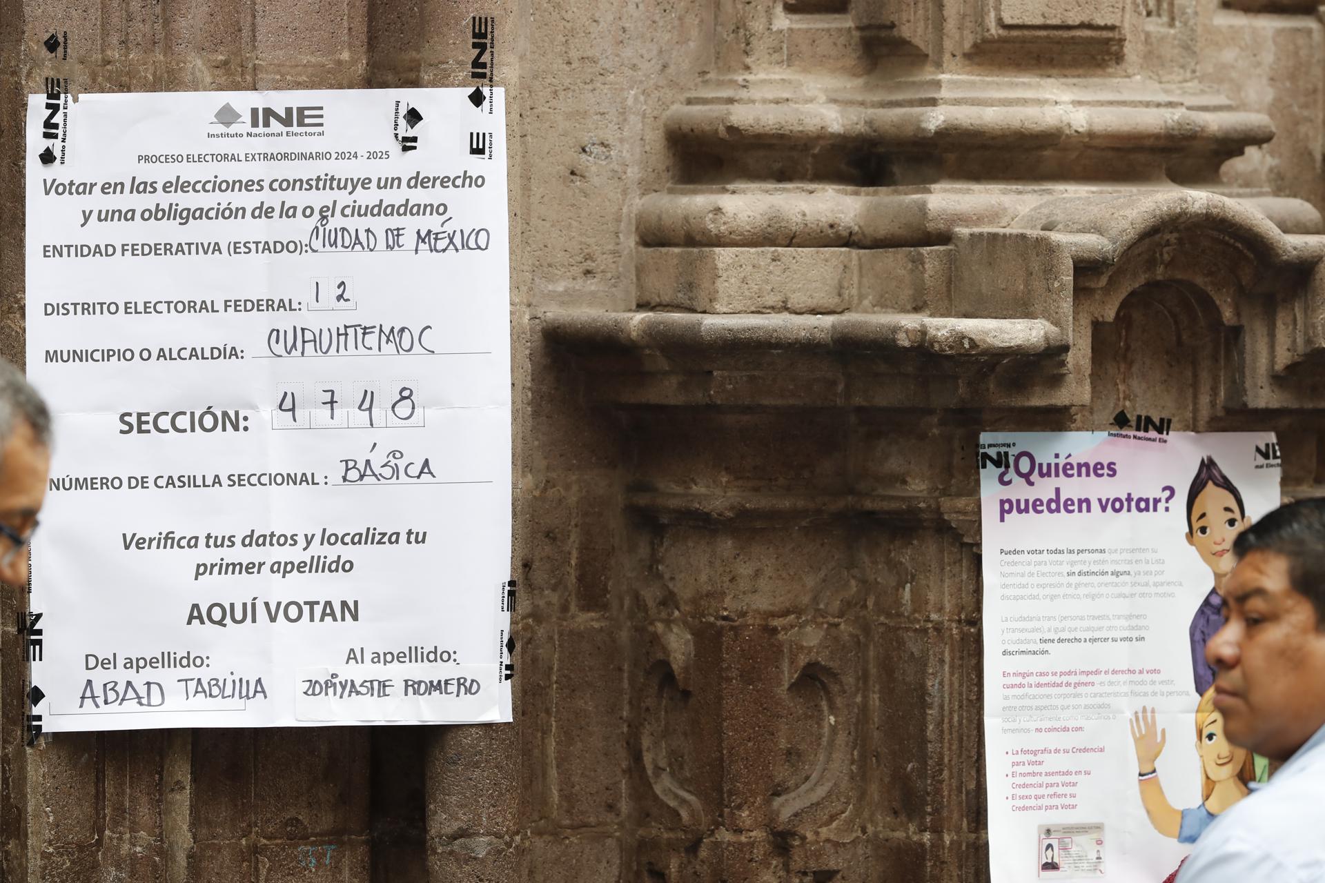 Funcionarios colocan información en un centro de votación de las elecciones judiciales, este domingo en Ciudad de México (México). EFE/ Mario Guzmán
