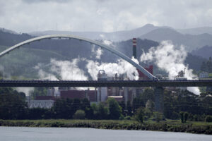 Imagen de archivo de la ría de Navia con el puente y la empresa papelera al fondo.EFE/Paco Paredes
