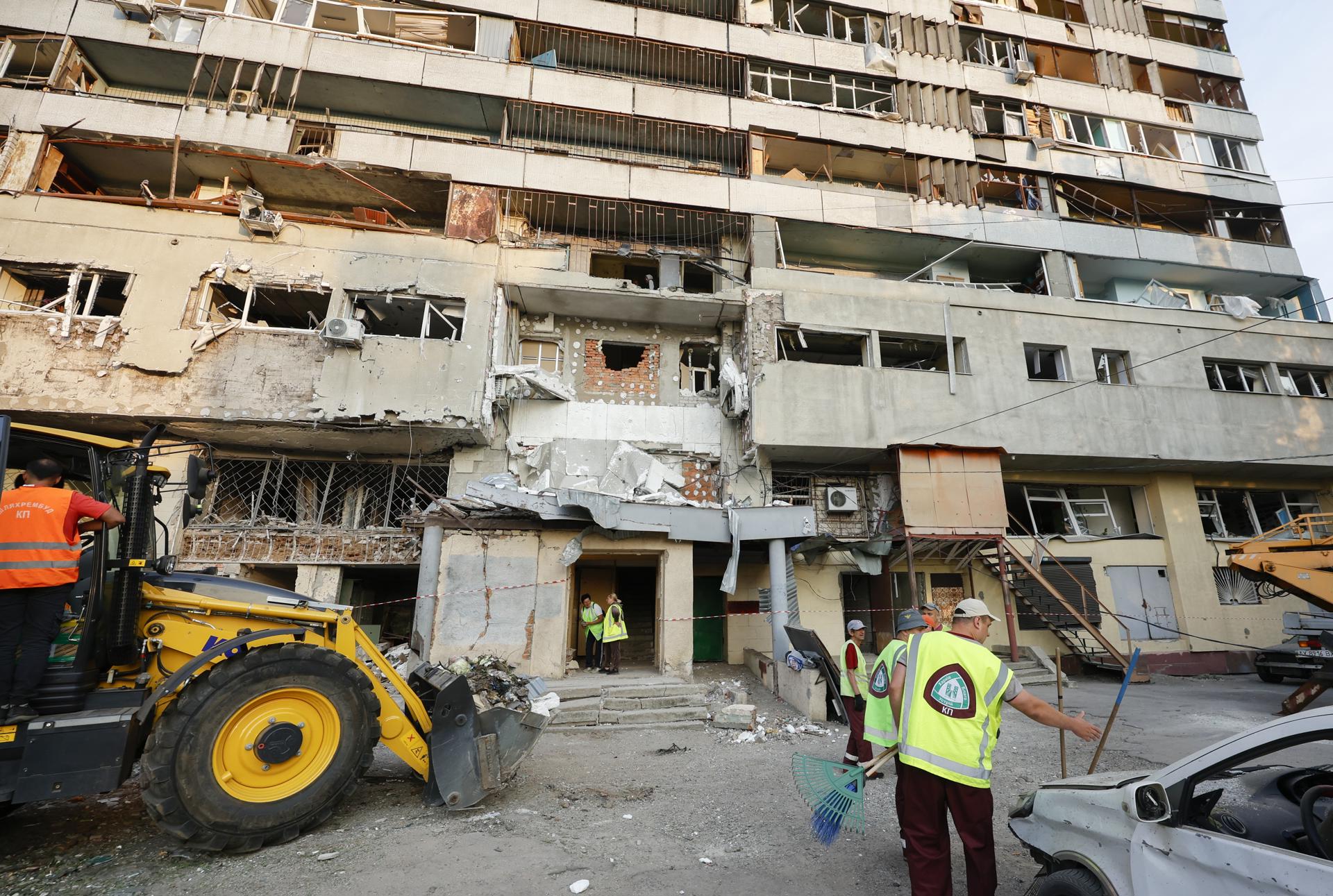 Equipos de rescate retiran escombros tras un ataque con drones contra un edificio residencial en Járkov, en el noreste de Ucrania, el 12 de junio de 2025.EFE/EPA/SERGEY KOZLOV