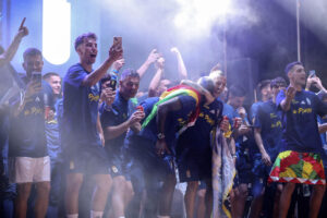Santi Cazorla (c) celebra con los aficionados el ascenso a Primera División. 24 años después de descender a Segunda División y sufrir una de las travesías más crueles del fútbol nacional en el siglo XXI, el Real Oviedo regresa a la máxima categoría del fútbol español tras superar a un combativo Mirandés en la final del playoff por el ascenso, sacándose la espina de la temporada pasada, cuando se quedó a las puertas en la última eliminatoria. EFE/J.L.Cereijido.