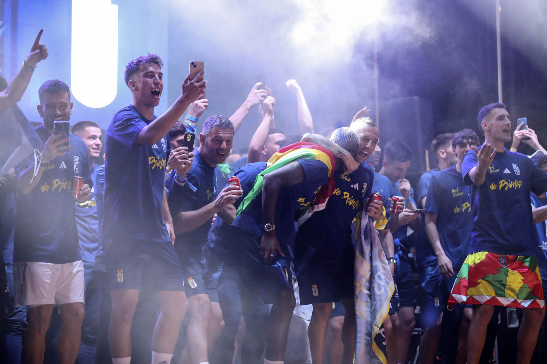 Santi Cazorla (c) celebra con los aficionados el ascenso a Primera División. 24 años después de descender a Segunda División y sufrir una de las travesías más crueles del fútbol nacional en el siglo XXI, el Real Oviedo regresa a la máxima categoría del fútbol español tras superar a un combativo Mirandés en la final del playoff por el ascenso, sacándose la espina de la temporada pasada, cuando se quedó a las puertas en la última eliminatoria. EFE/J.L.Cereijido.