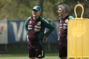 El entrenador de la selección mexicana de fútbol, Javier Aguirre (i), dirige un entrenamiento en el Centro de Alto Rendimiento de la Federación Mexicana de Fútbol, en Ciudad de México (México). EFE/José Méndez