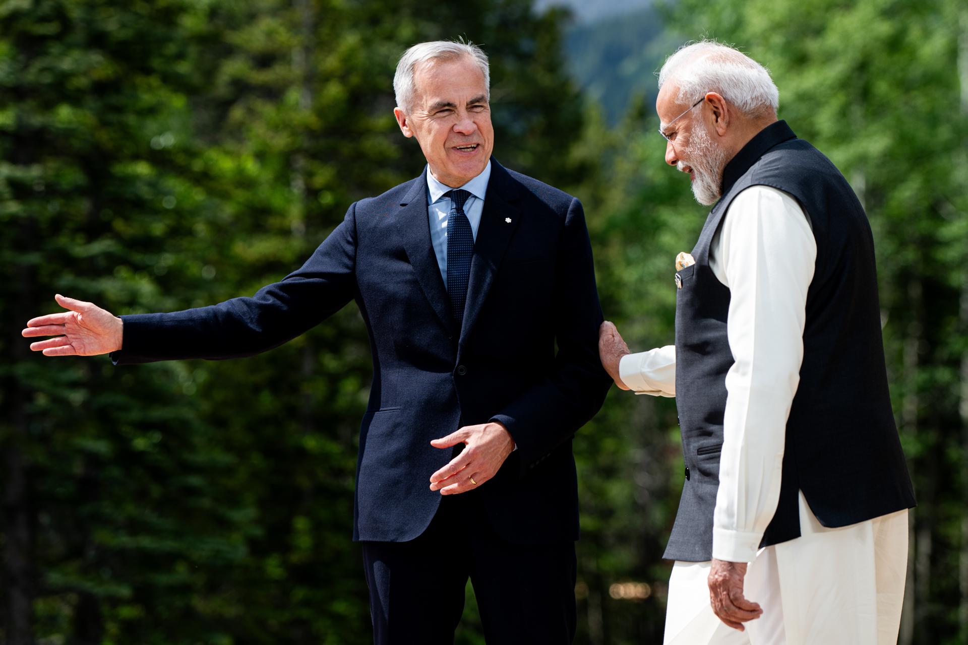 El primer ministro de Canadá, Mark Carney (i), y el primer ministro de la India, Narendra Modi, durante la Cumbre de Líderes del G7 en Kananaskis, Alberta, Canadá, 17 de junio de 2025. EFE/SPENCER COLBY